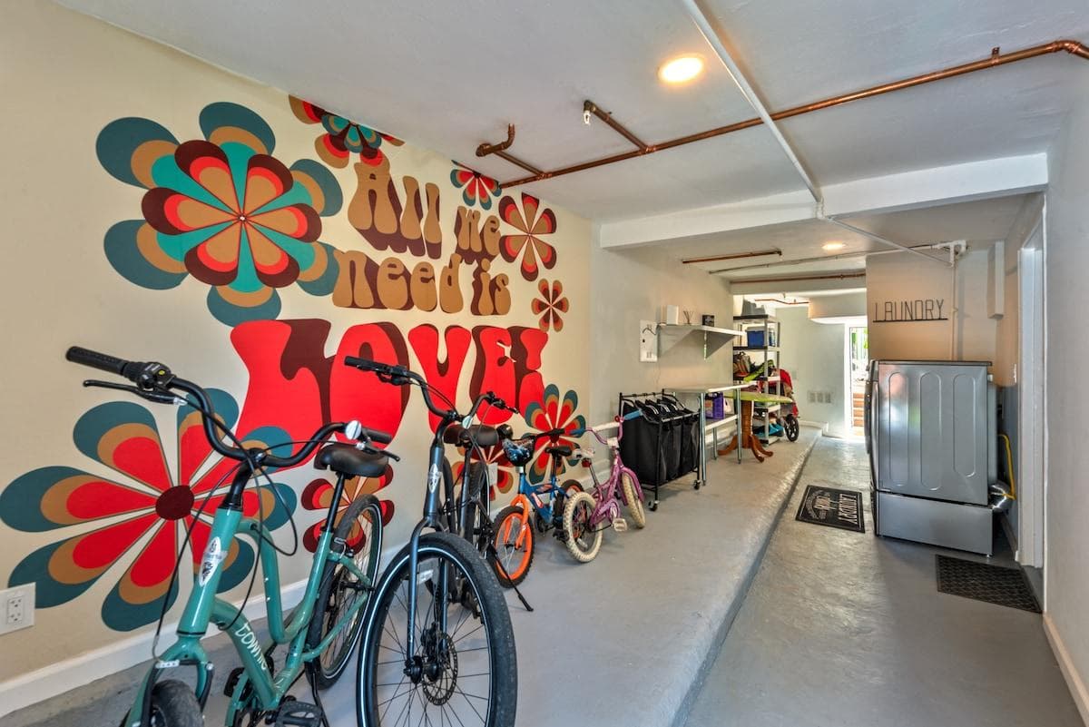 [Garage] Complimentary bikes + beach gear (chairs, umbrellas & more)