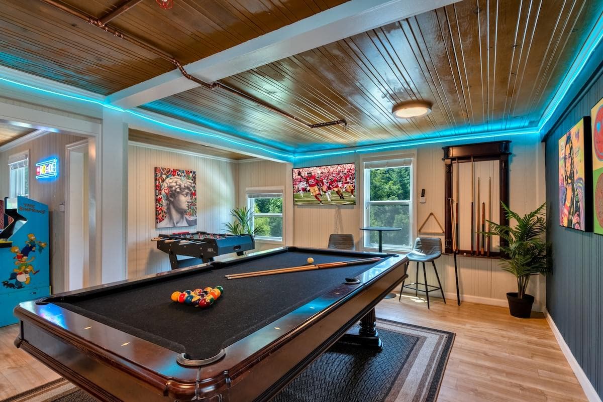 [Game room] Pool table, foosball, arcades & 55″ smart TV